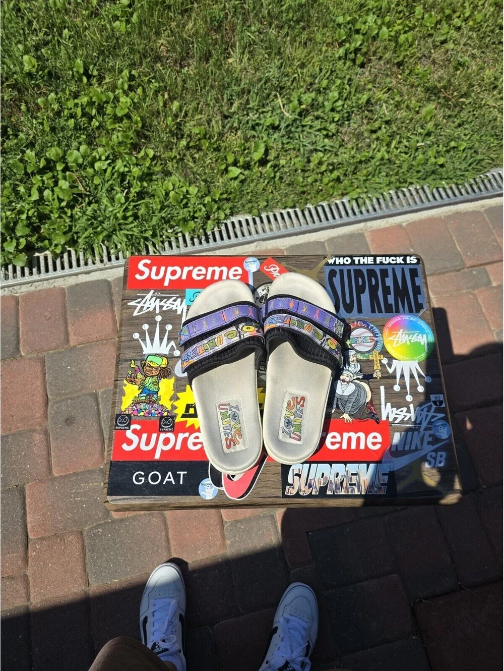Sixe 8M - Adidas Adilette 2.0 Pride Slides - LGBTQ - (GW2411)